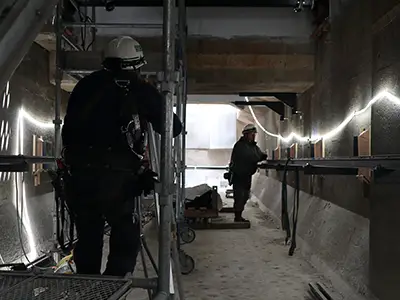 作業中のスタッフ